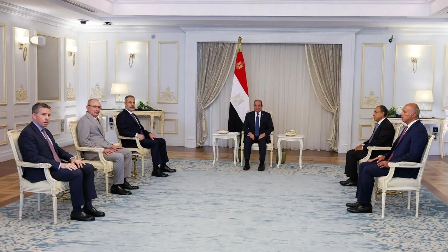 الرئيس المصري يستقبل وزير الخارجية التركي بمدينة العلمين في إطار زيارة رسمية
