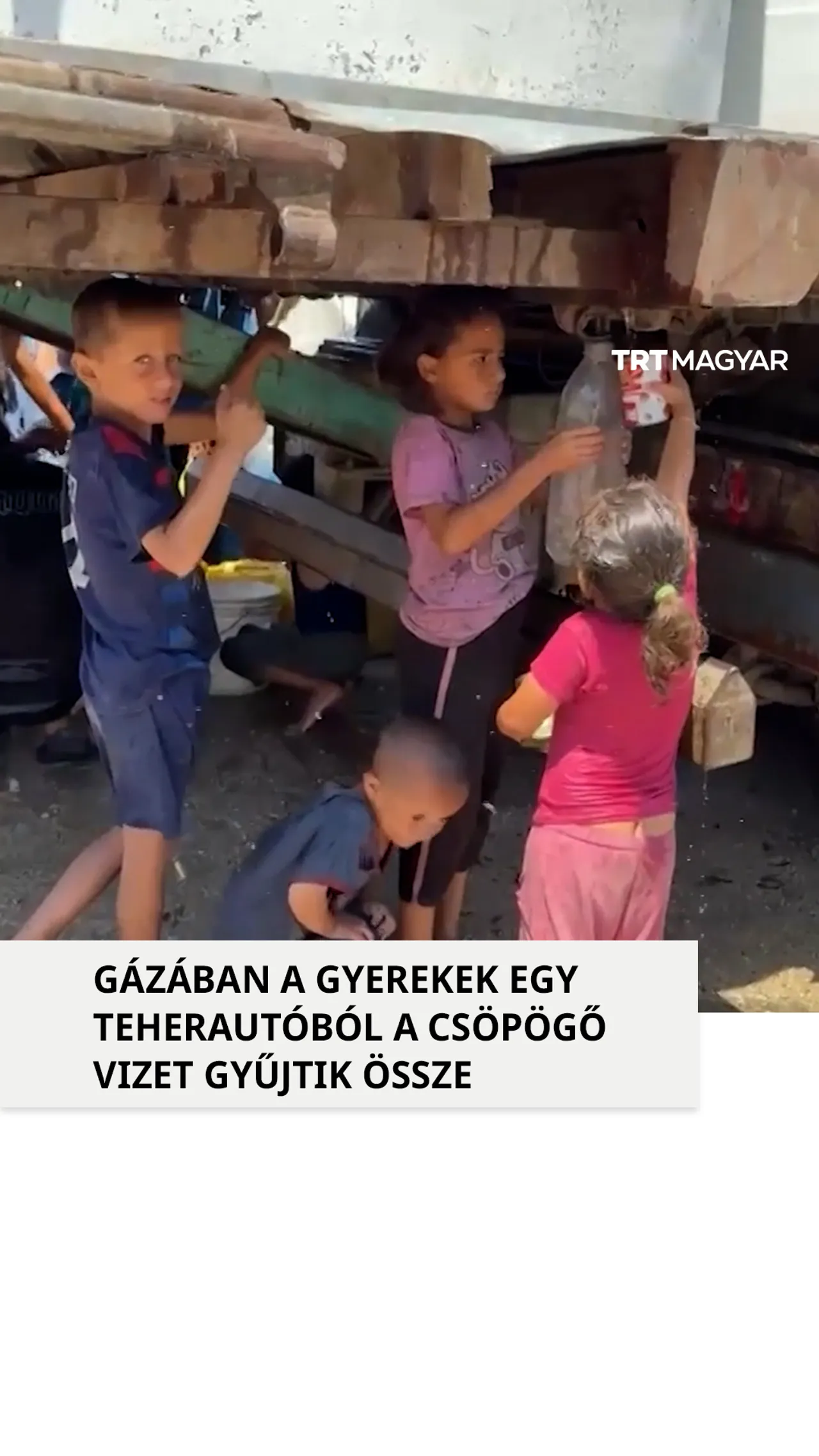 Gázában a gyerekek egy teherautóból a csöpögő vizet gyűjtik össze