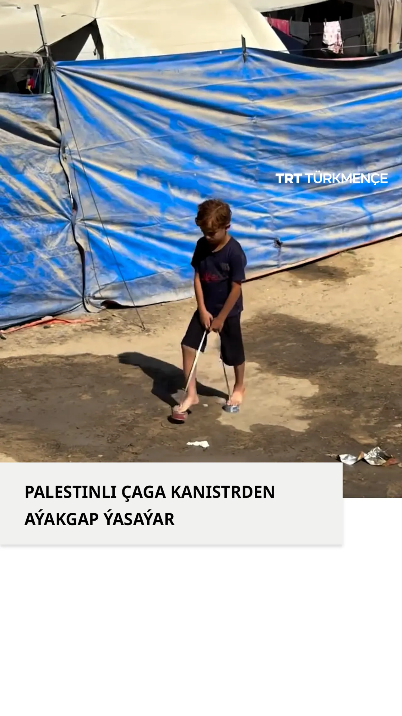 Palestinli çaga kanistlerden aýakgap ýasaýar