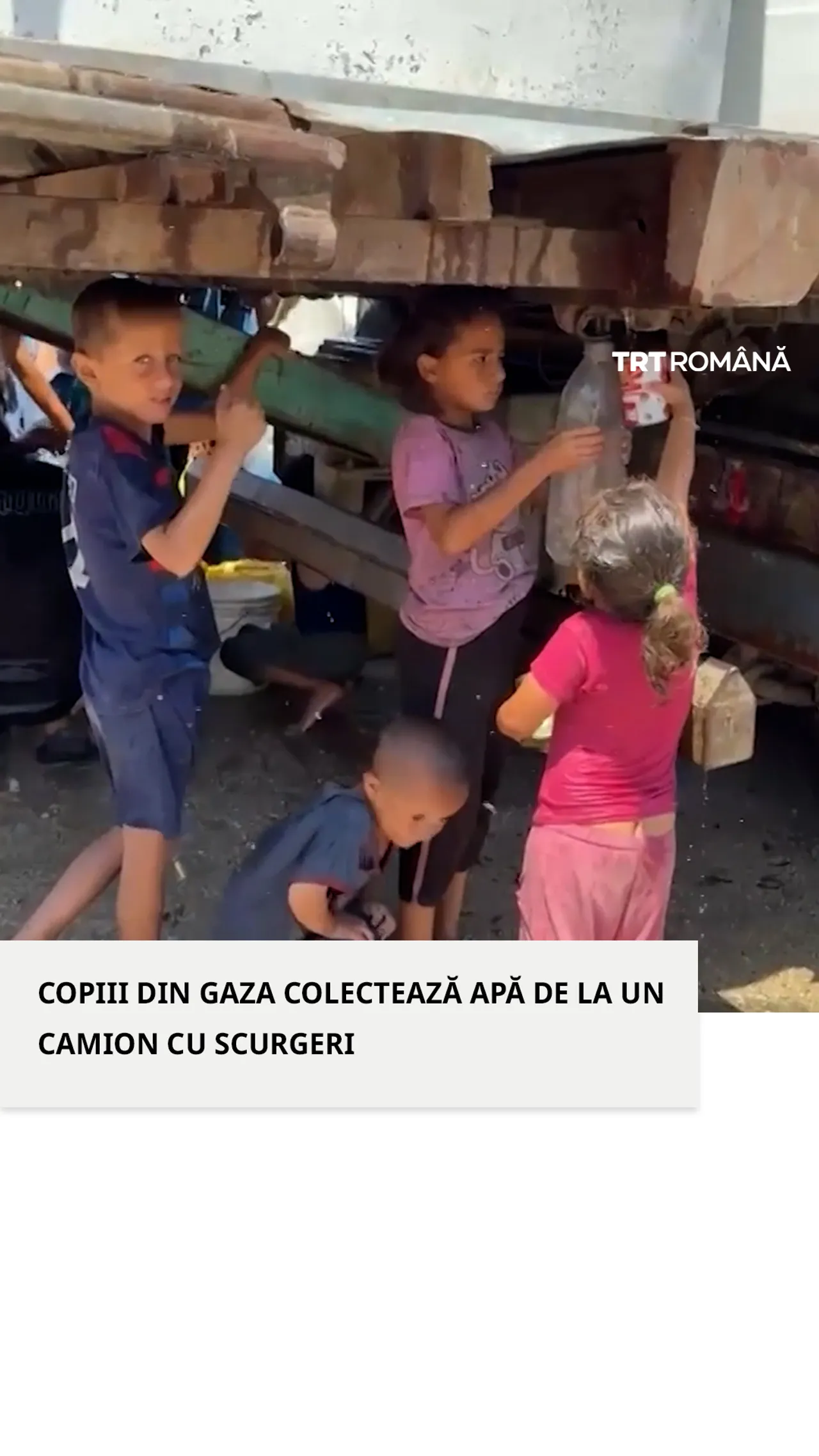 Copiii din Gaza colectează apă de la un camion cu scurgeri