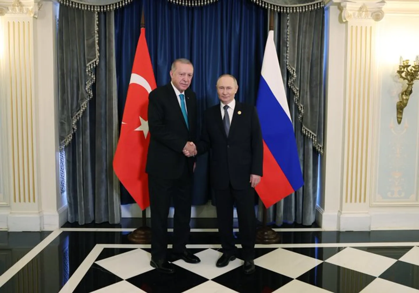 Presidenti turk dhe ai rus takohen në margjinat e samitit të SCO-së në Kinë