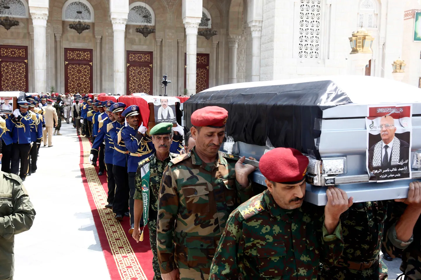 بينهم رئيس الوزراء.. الحوثيون يشيّعون 12 مسؤولاً اغتالتهم إسرائيل في صنعاء