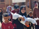 استشهاد 98 فلسطينياً في غزة خلال يوم واحد.. وتزايد ضحايا التجويع وسط توغل دبابات جيش الاحتلال