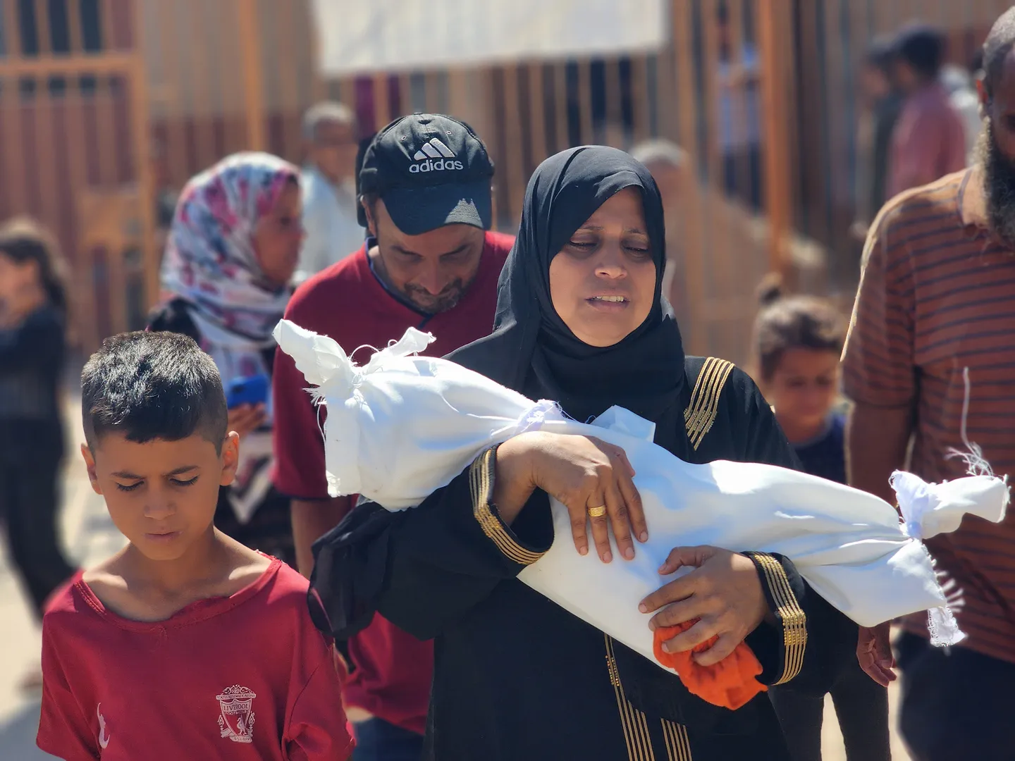 استشهاد 98 فلسطينياً في غزة خلال يوم واحد.. وتزايد ضحايا التجويع وسط توغل دبابات جيش الاحتلال