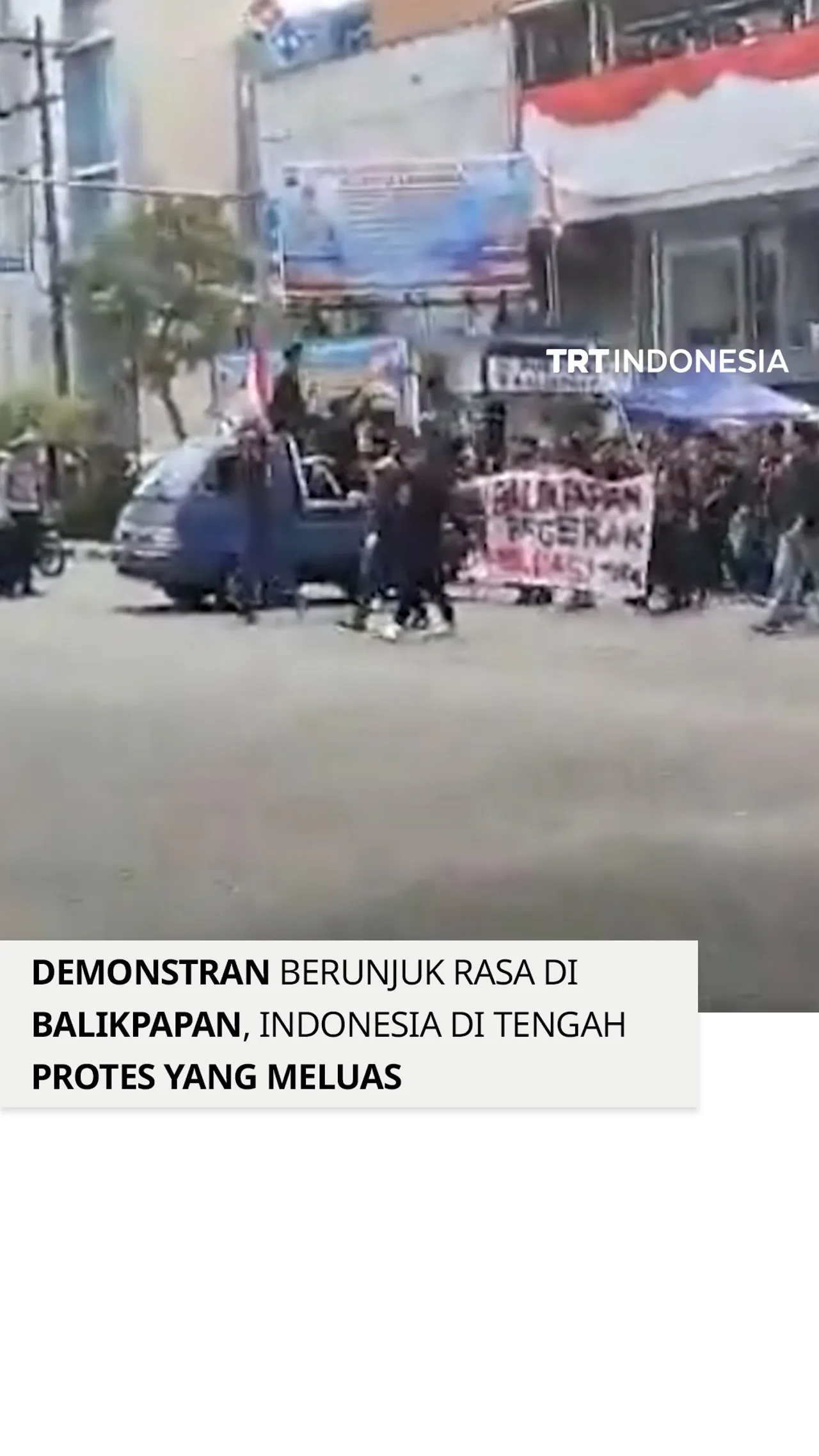 Demonstran berunjuk rasa di Balikpapan, Indonesia di tengah protes yang meluas