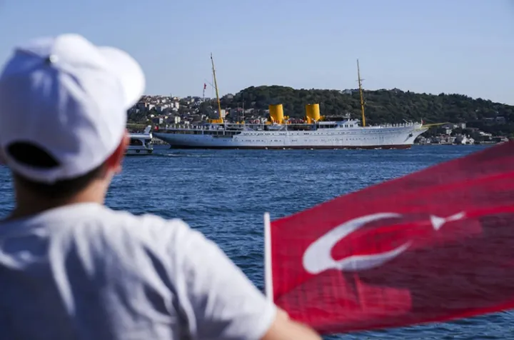 Türkiye vendos përballë dhe në qendër doktrinën e “Atdheut Blu” me paradën detare në Istanbul