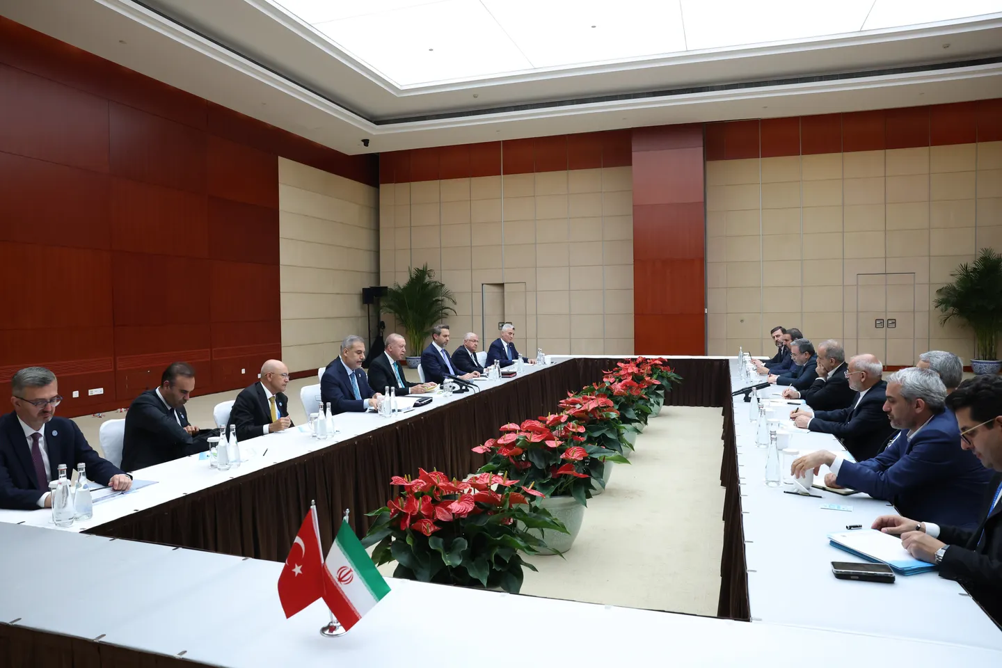 Presidenti Erdoğan takohet me presidentin iranian në Kinë