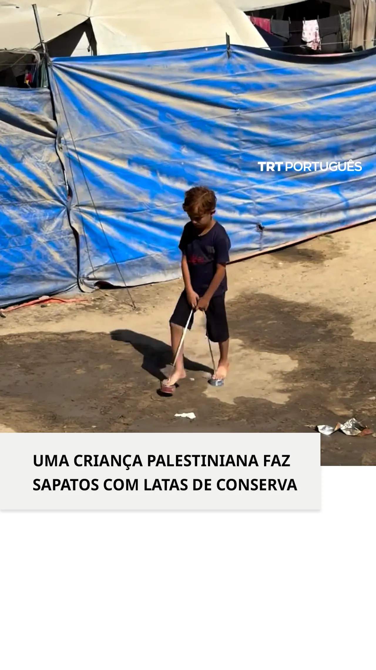 Uma criança palestiniana faz sapatos com latas de conserva