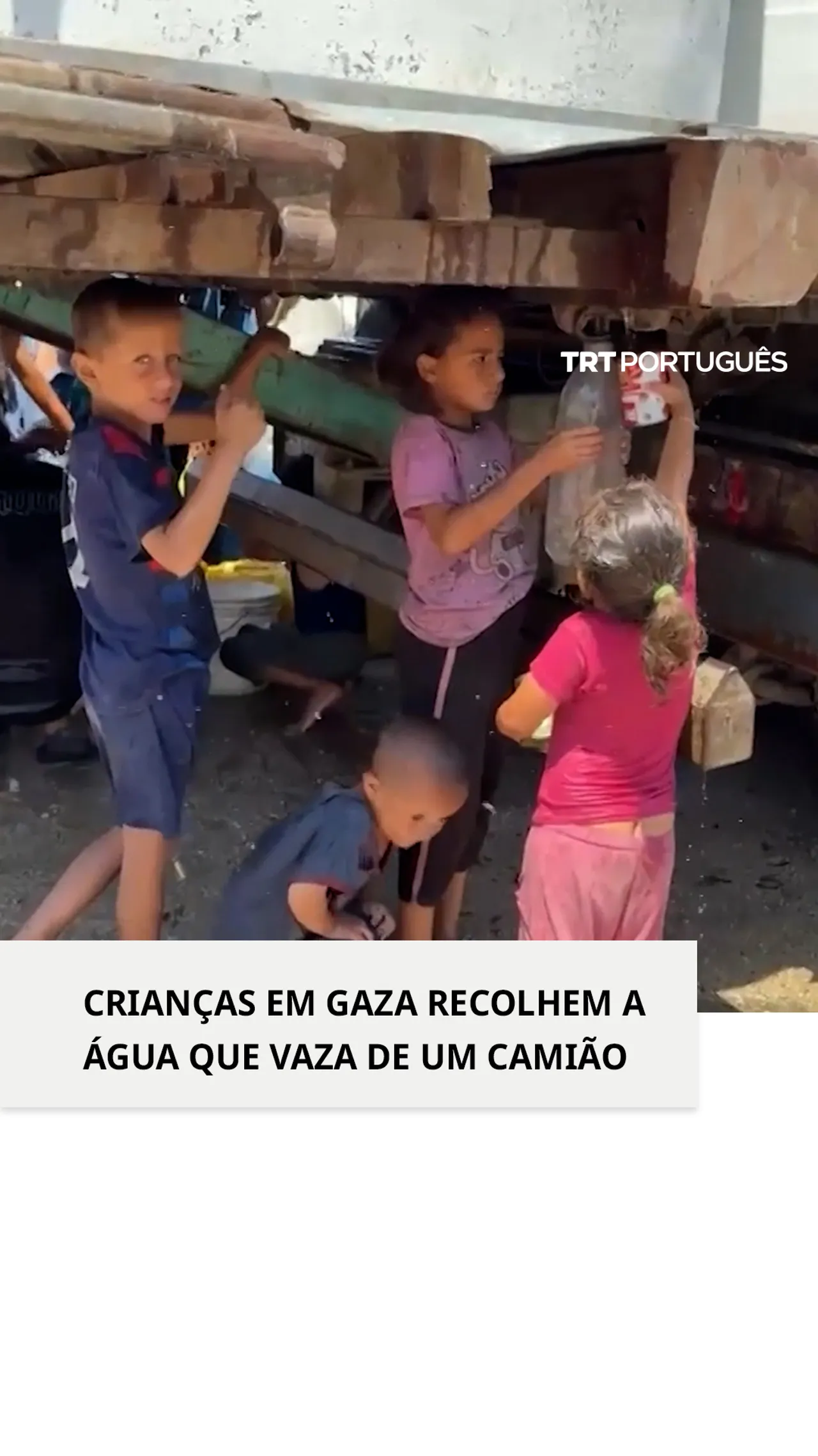 Crianças em Gaza recolhem a água que vaza de um camião