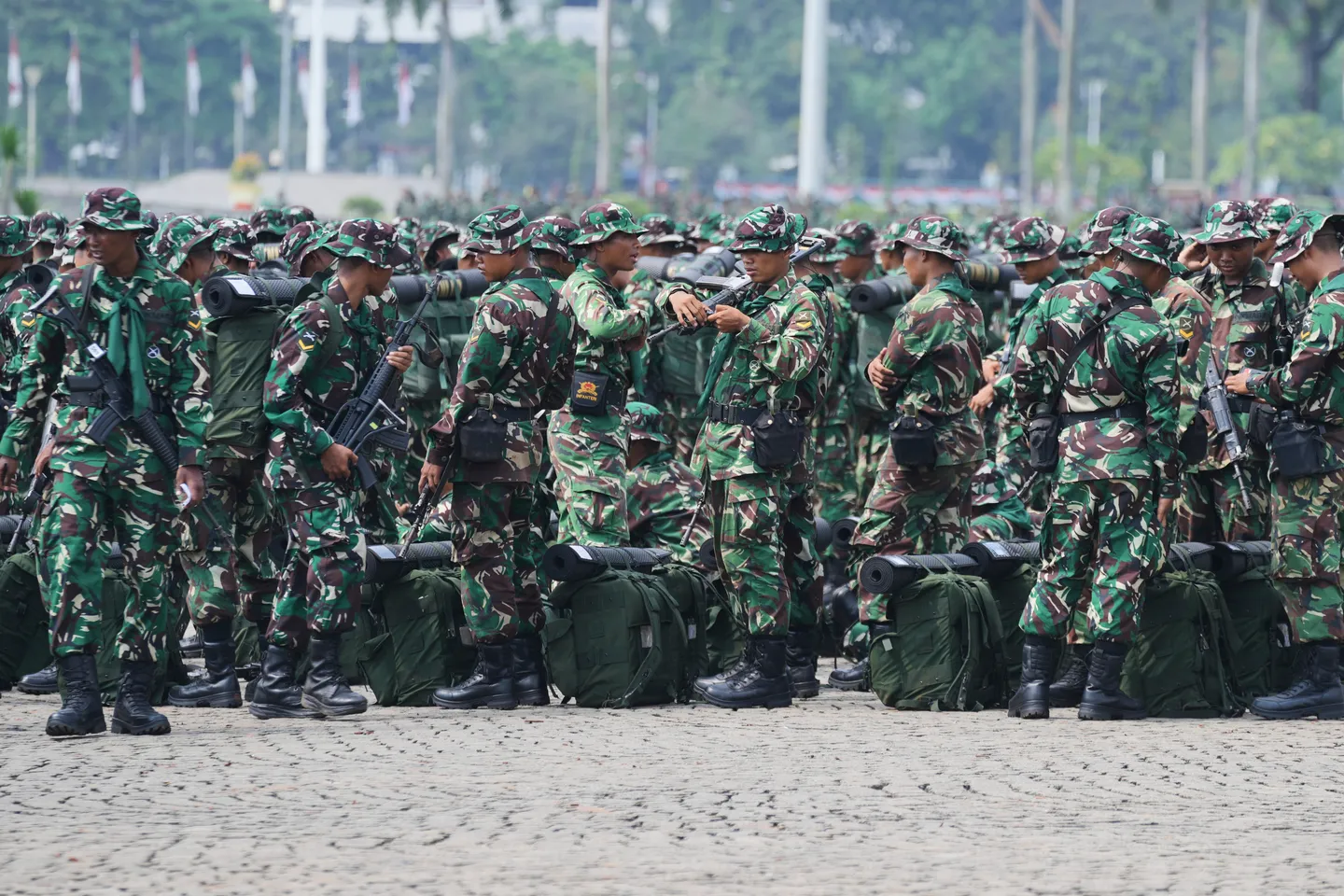 Demonstrasi di Indonesia masih terus berlanjut saat militer dikerahkan di ibu kota