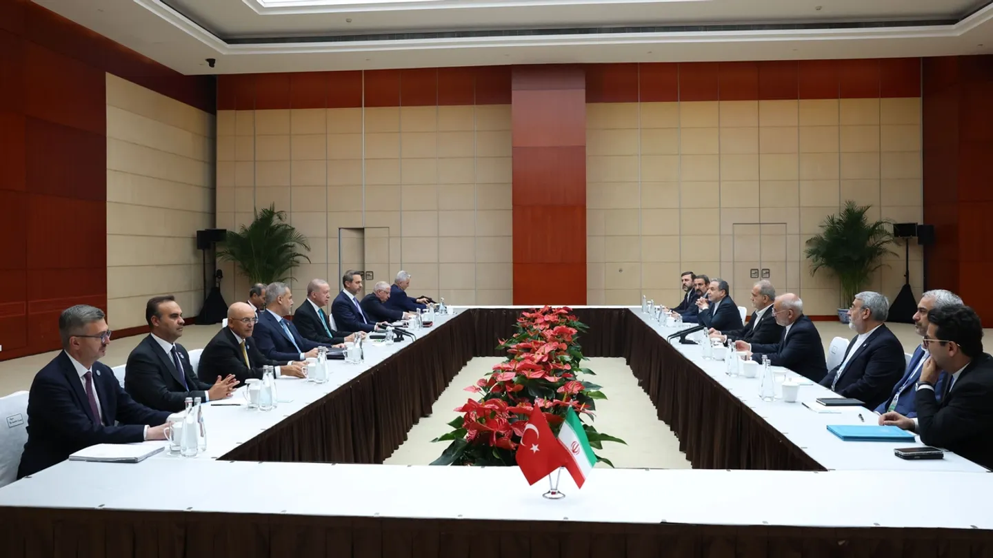 الرئيس أردوغان يلتقي بزشكيان على هامش قمة شنغهاي ويتباحثان القضايا الإقليمية والدولية