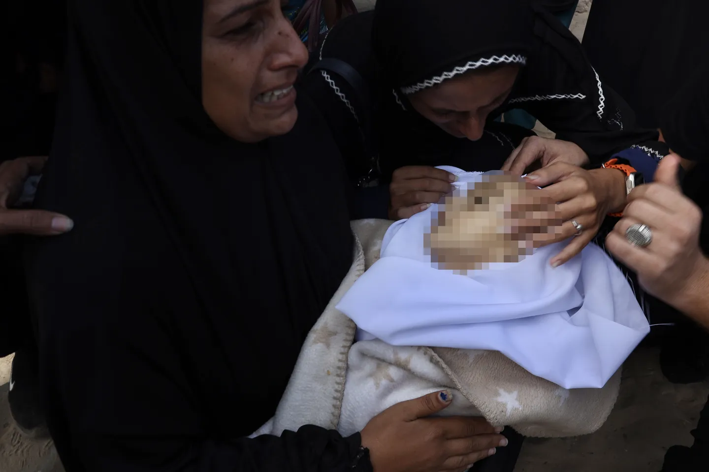 غزة تحت النار والجوع.. تحقيق يكشف استهداف القناصة الإسرائيليين للمدنيين عمداً
