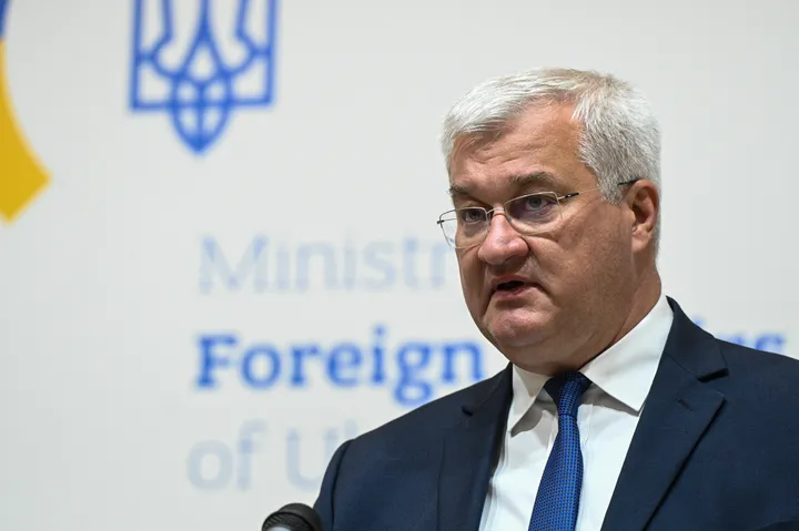 Ukraine woos Hungary over EU accession as Russian attacks continue