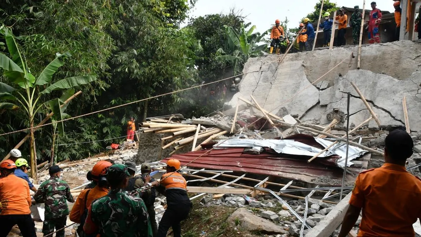 Empat tewas dan puluhan luka-luka akibat runtuhnya masjid di Bogor