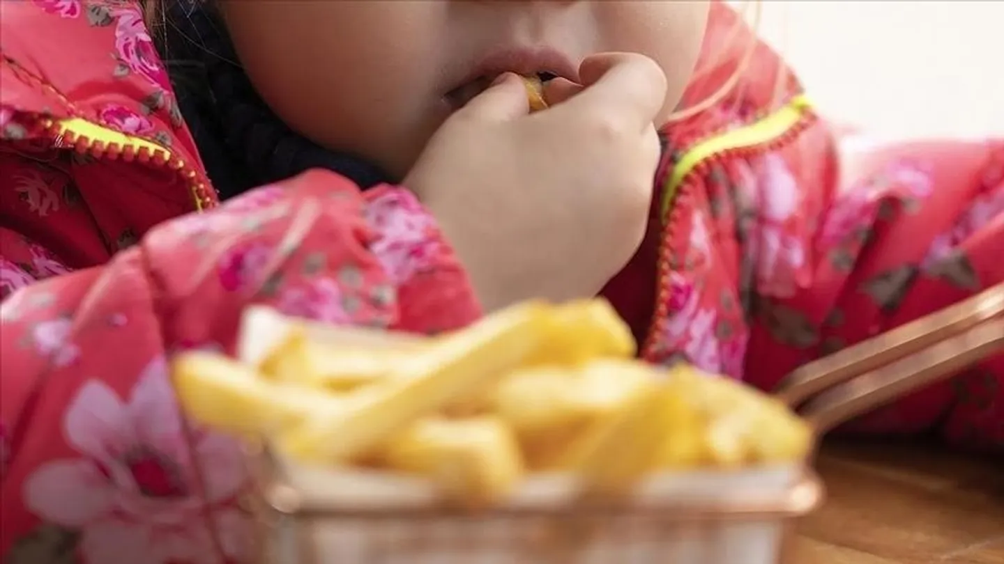 UNICEF-i: Fëmijët obezë në botë tejkalojnë për herë të parë numrin e fëmijëve nën peshë
