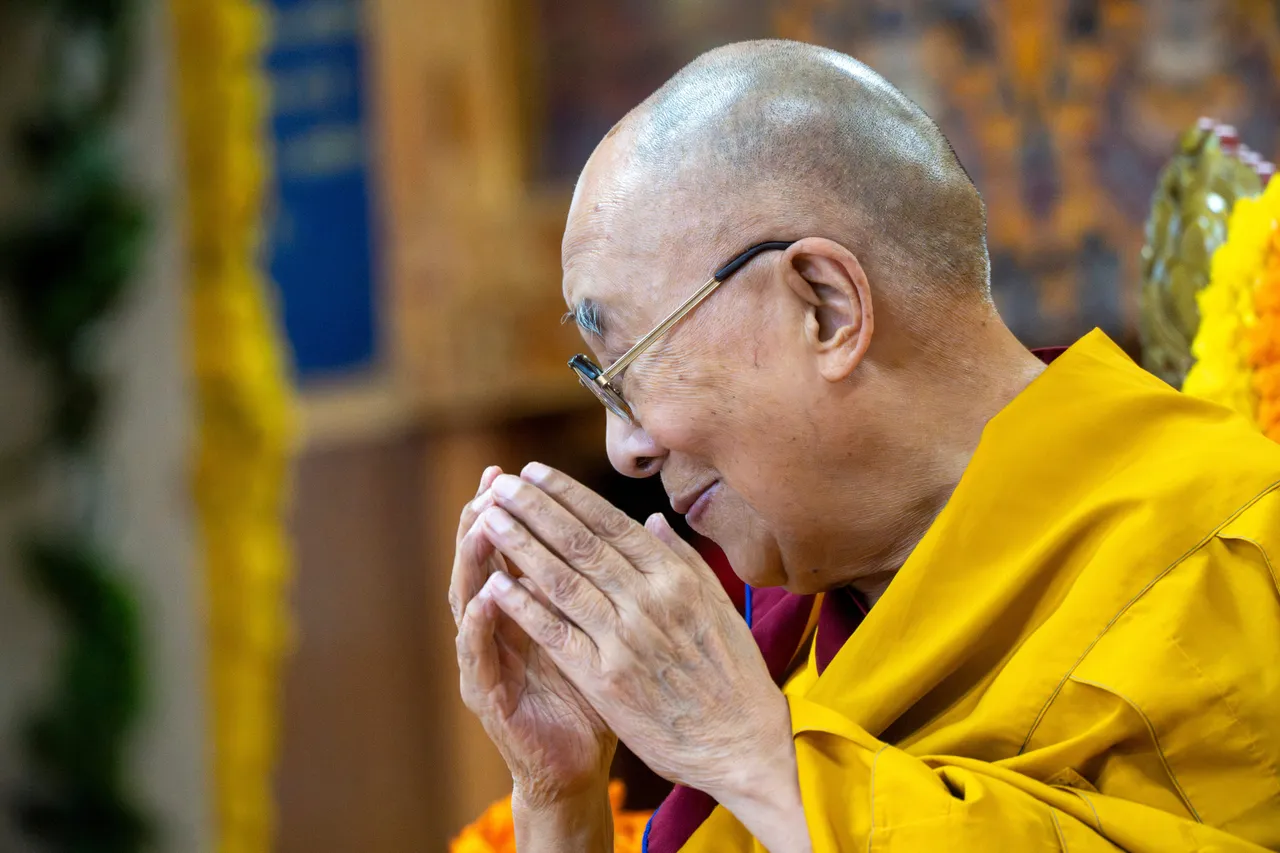 Кина ги критикува САД за пропаганда со Греми наградата за Далај Лама