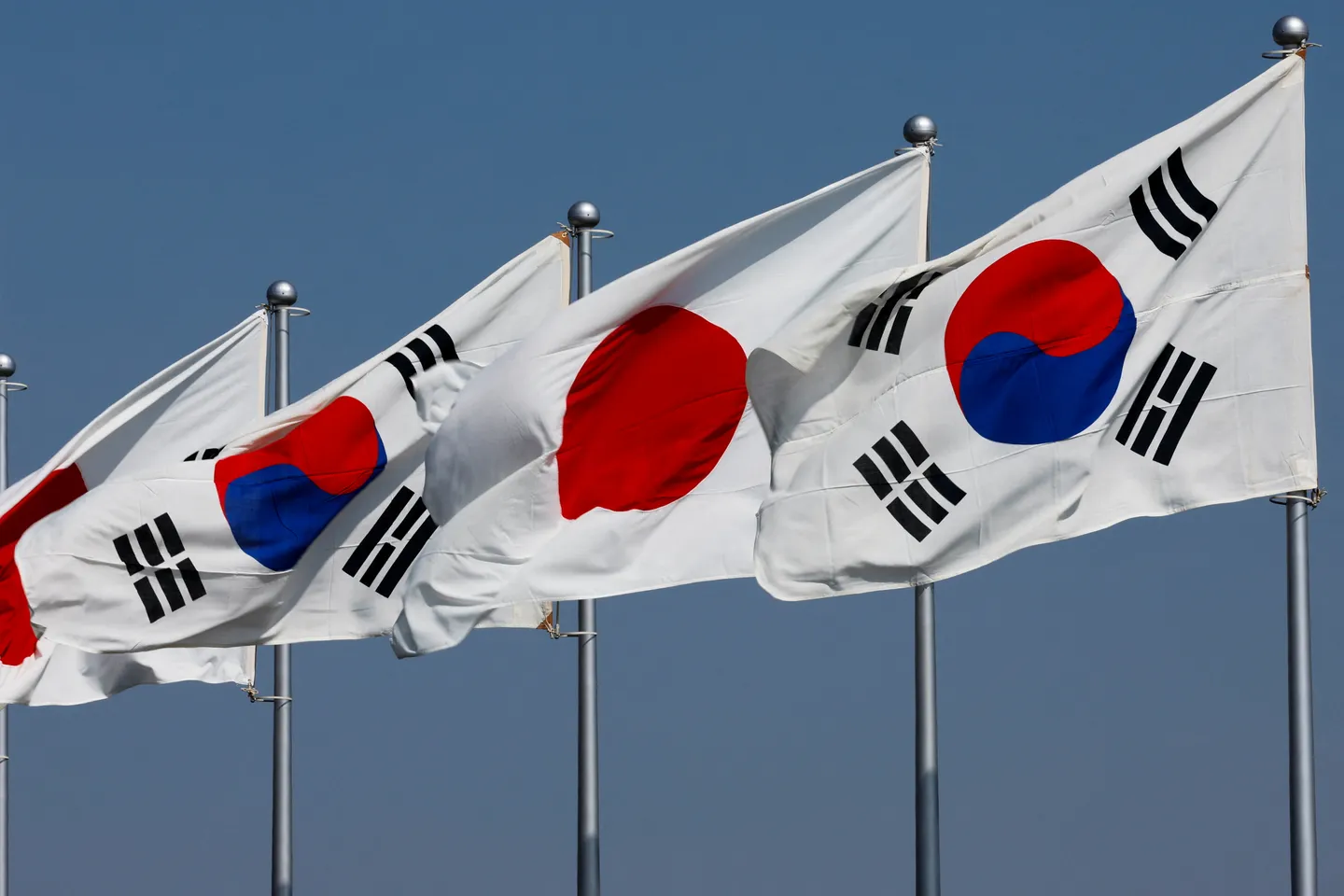 한국 통일부 장관, 일본 대사와 회동에서 북핵 문제 외교적 해결 강조