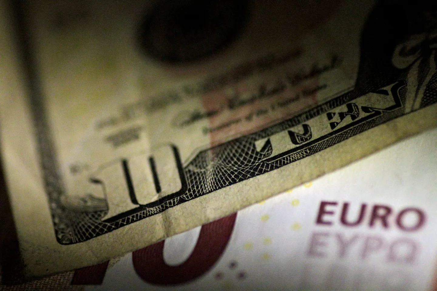 De dollar kan stabiliteit van de euro niet volgen