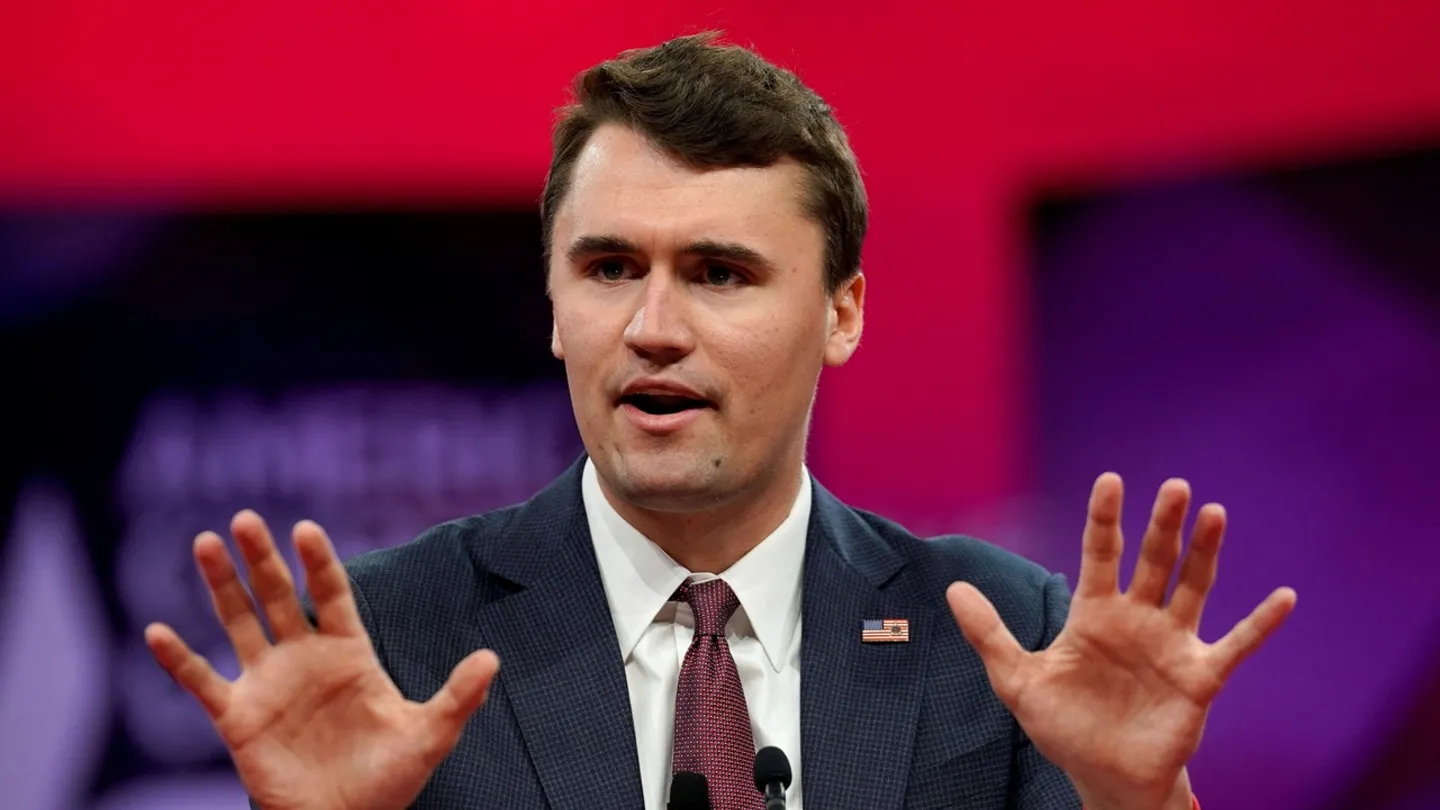 Quem era Charlie Kirk, líder juvenil da extrema-direita morto num evento na universidade de Utah?