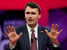 Quem era Charlie Kirk, líder juvenil da extrema-direita morto num evento na universidade de Utah?