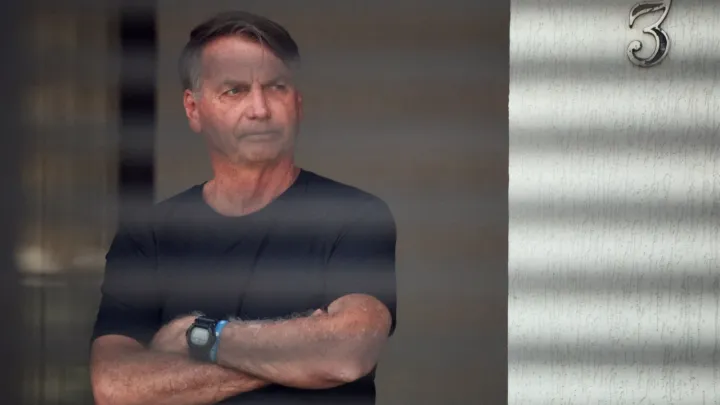 Julgamento de Bolsonaro dividido: Juiz Fux vota pela absolvição de conspiração golpista