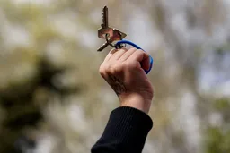 Европратениците бараат посилни мерки за поевтини станови за младите и сиромашните