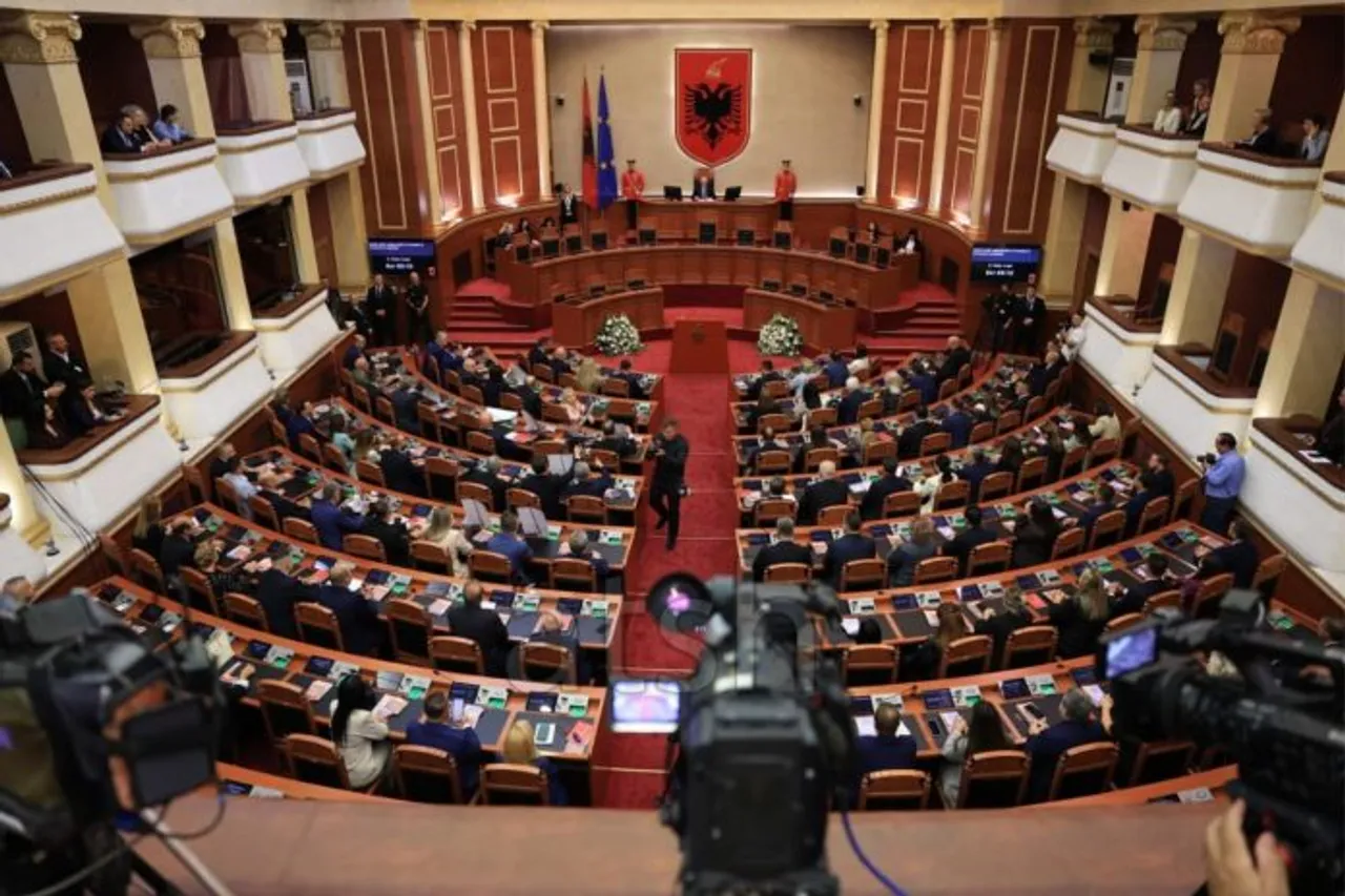 Opozita bllokon foltoren në seancën e parë të legjislaturës së re në Shqipëri