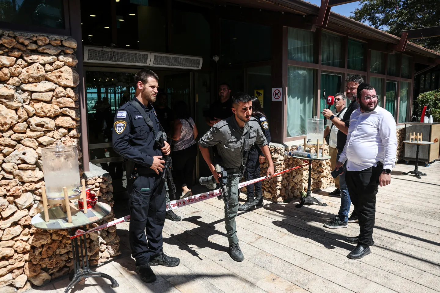 إصابة مستوطنَين أحدهما بجراح خطيرة بعملية طعن في أحد فنادق مدينة القدس