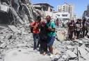 الاحتلال يقتل عشرات المدنيين في غزة وأطباء بلا حدود تحذر: وصلنا إلى أسوأ وضع إنساني