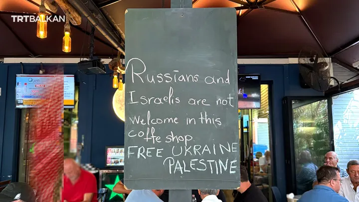 Kafeneja në Tiranë me mbishkrim: Rusët dhe Izraelitët nuk janë të mirëseardhur