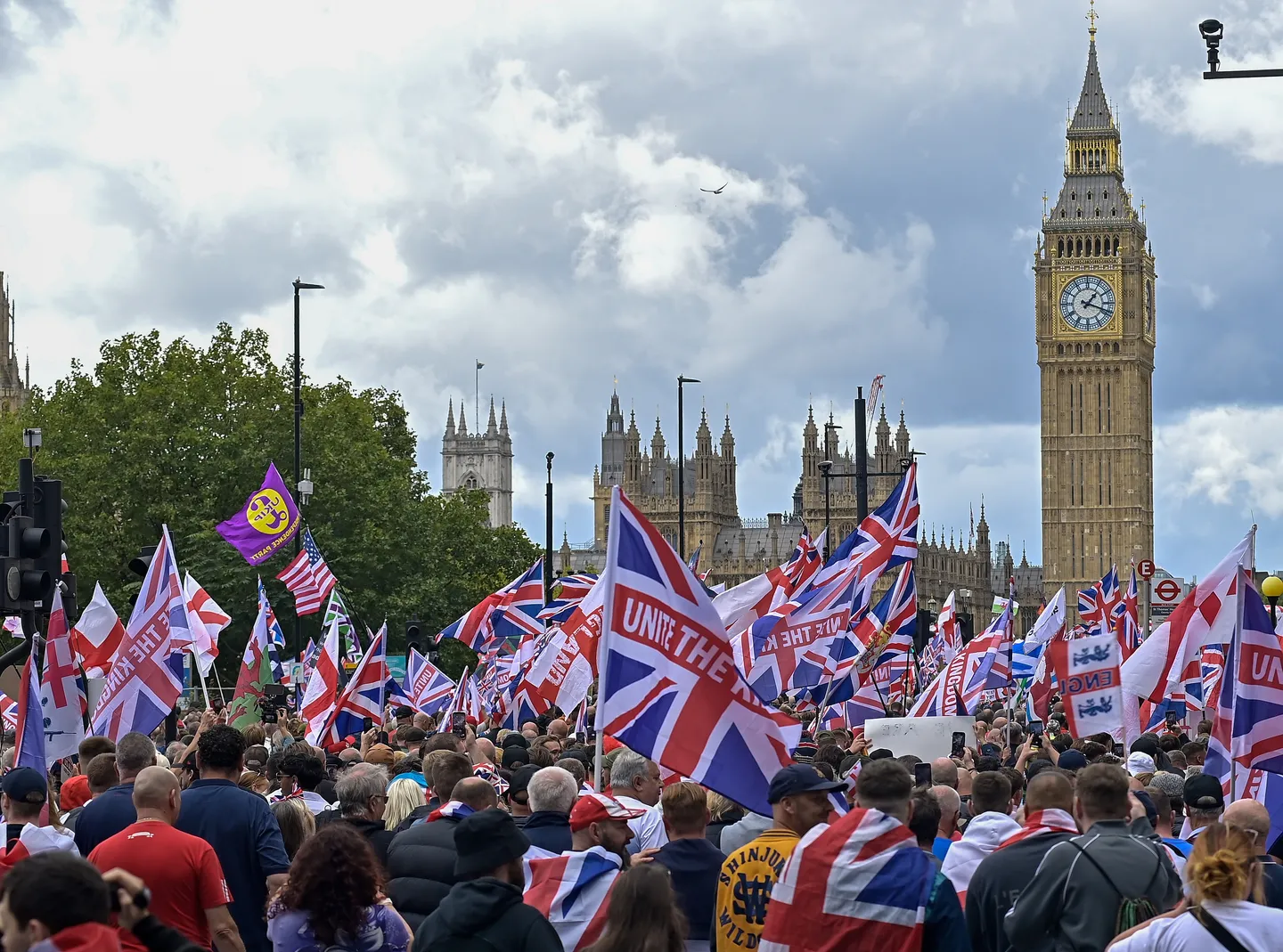 Thousands march in far-right London rally against immigration policies