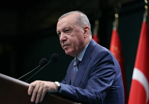 Türkiye, lista para compartir capacidades de defensa con países hermanos: Erdogan en cumbre de Qatar