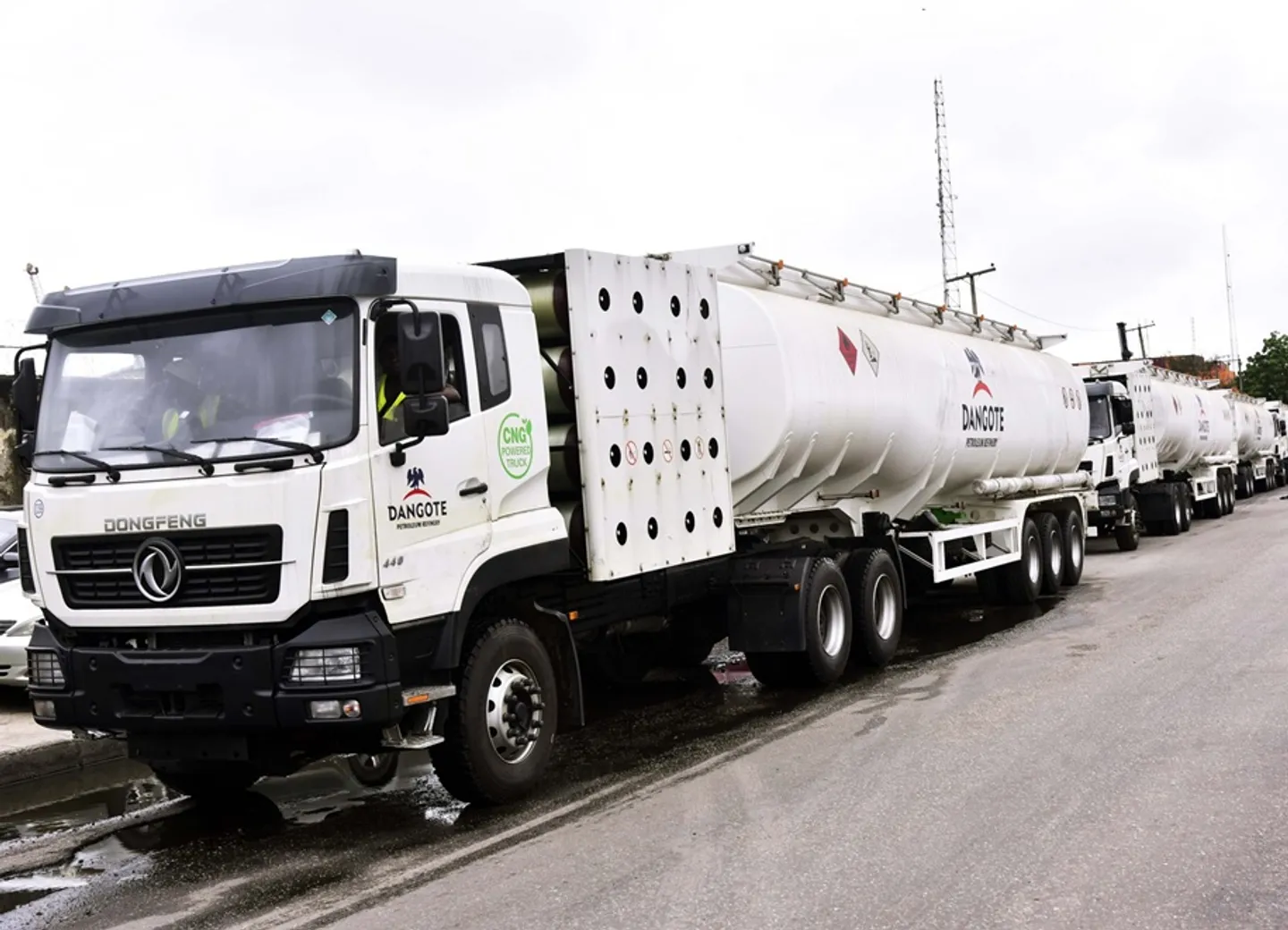Motocin Dangote na CNG sun fara lodin mai a matatarsa don yin dakonsa kyauta a faɗin Nijeriya