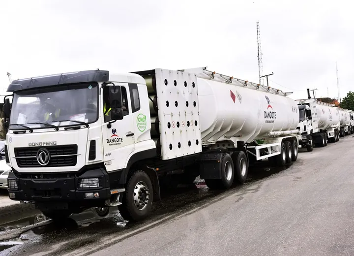 Motocin Dangote na CNG sun fara lodin mai a matatarsa don yin dakonsa kyauta a faɗin Nijeriya