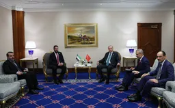 Presidenti Erdoğan zhvillon takime dypalëshe gjatë samitit arabo-islam në Katar
