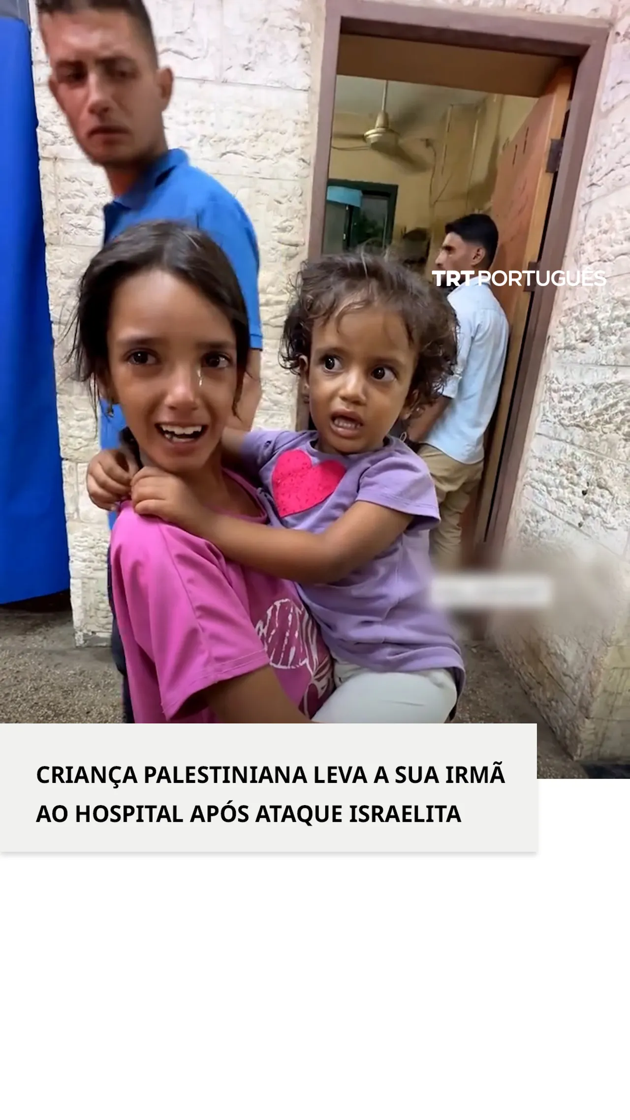 Uma criança palestiniana leva a sua irmã ao hospital após ataque israelita