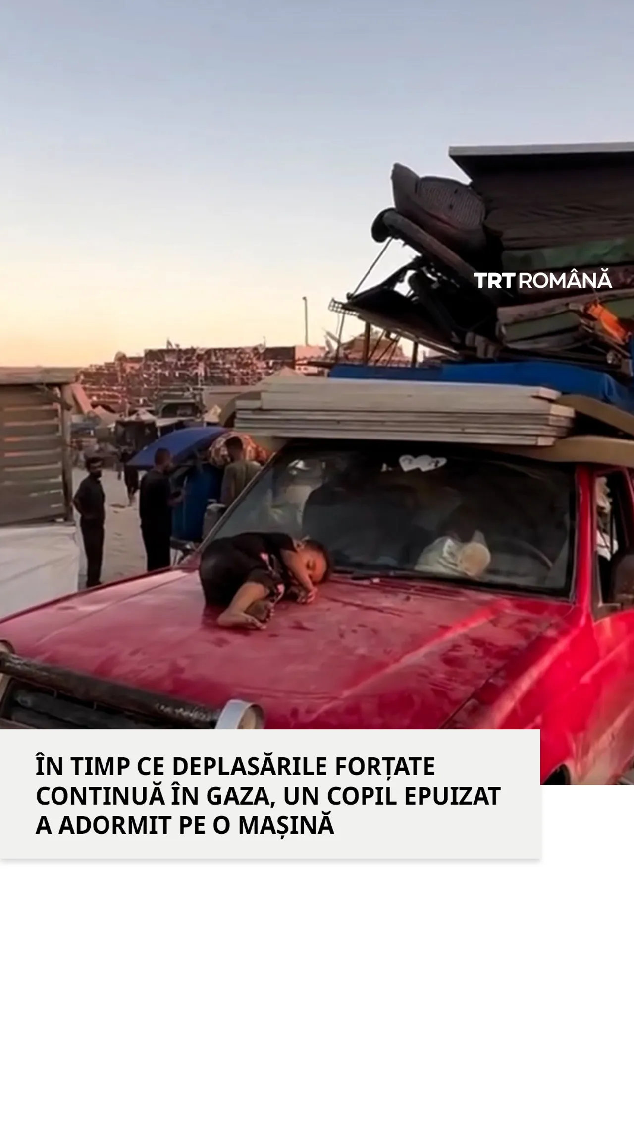 Un copil epuizat doarme pe o mașină în timp ce deplasările forțate continuă în Gaza