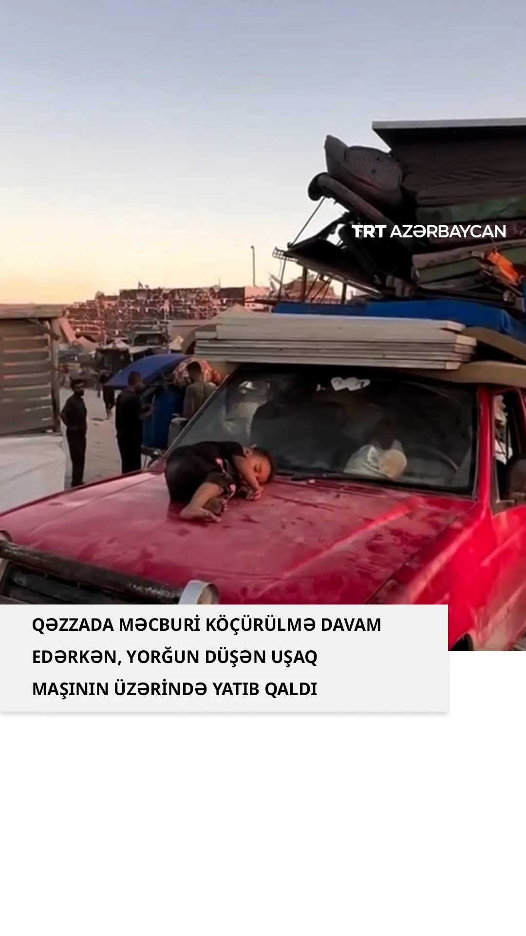 Yurd-yuvasından didərgin düşən fələstinli uşaq avtomobilin üstündə yuxuya gedib