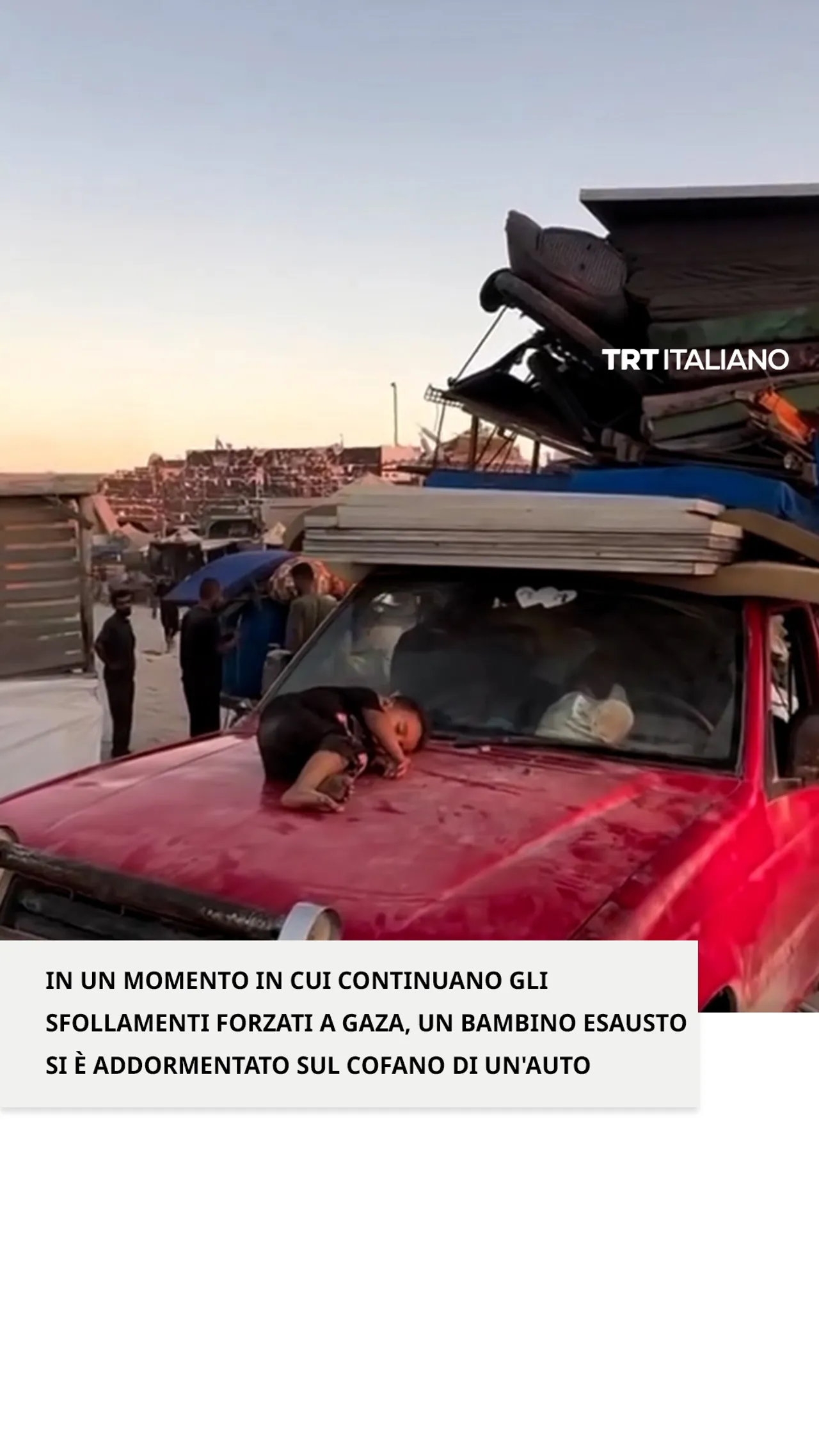 Un bambino esausto si è addormentato sul cofano di un'auto