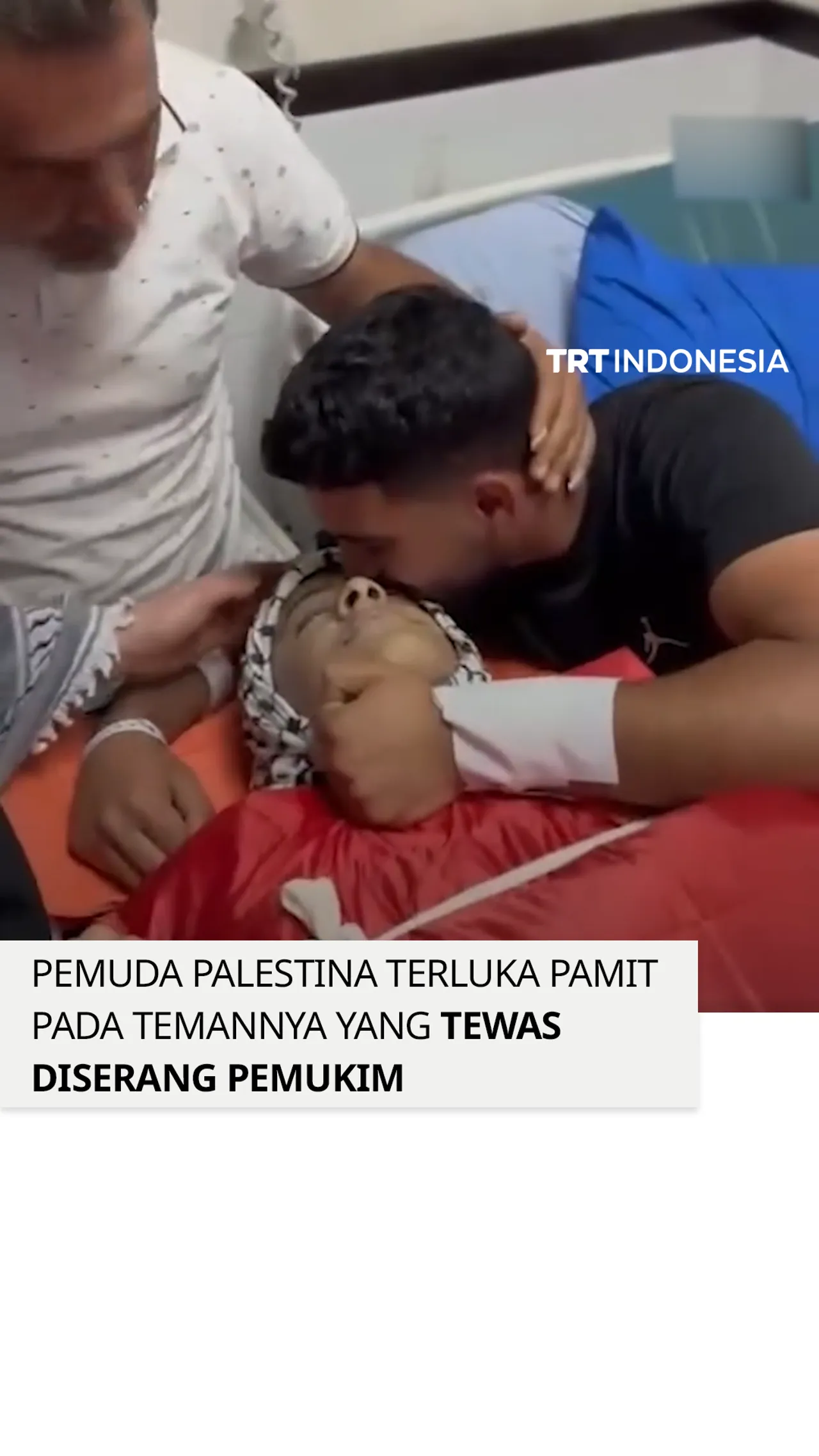 Pemuda Palestina terluka mengucapkan selamat tinggal pada temannya yang tewas diserang Israel