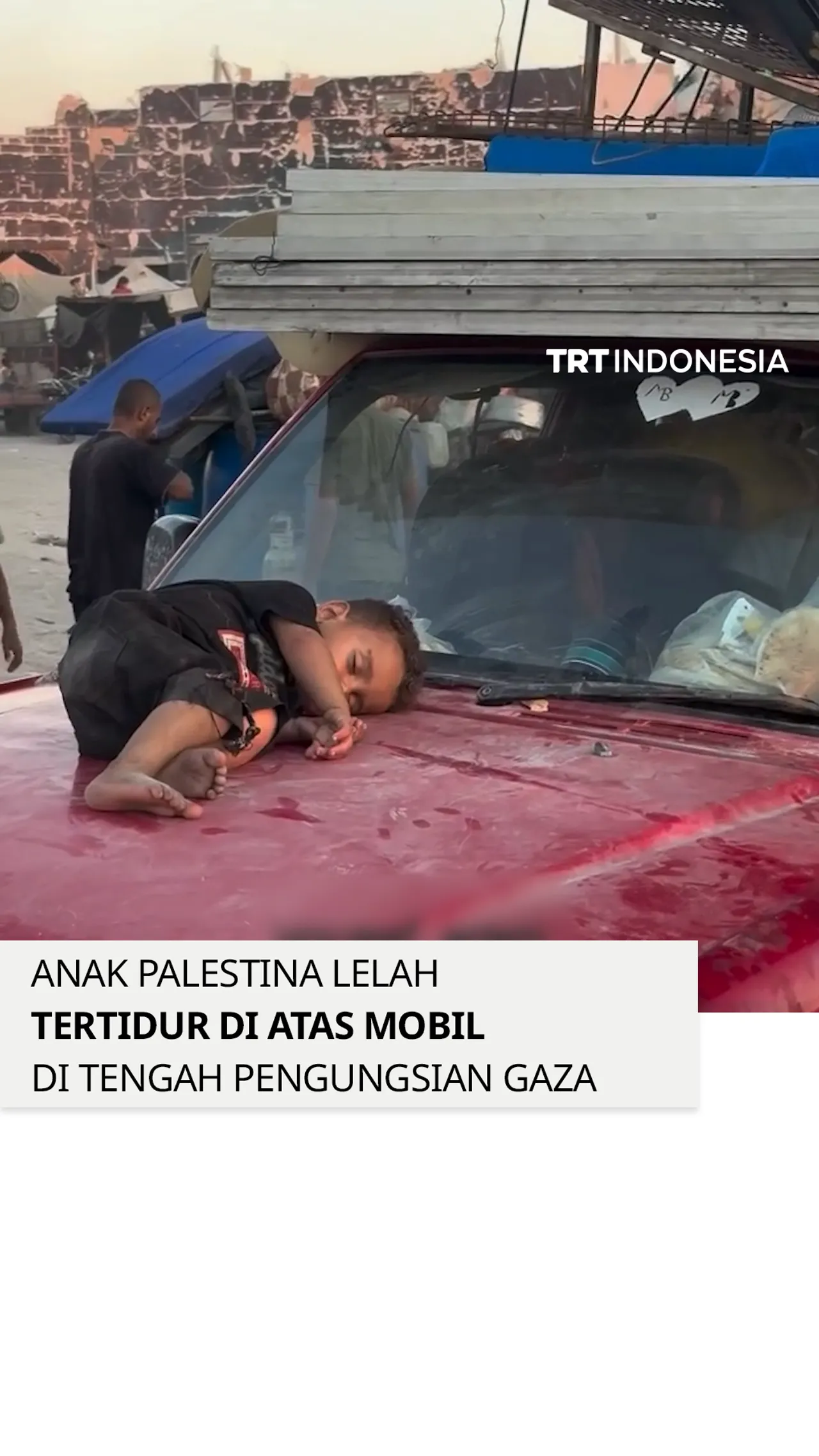 Anak Palestina yang kelelahan tertidur di atas mobil di tengah pengungsian di Gaza