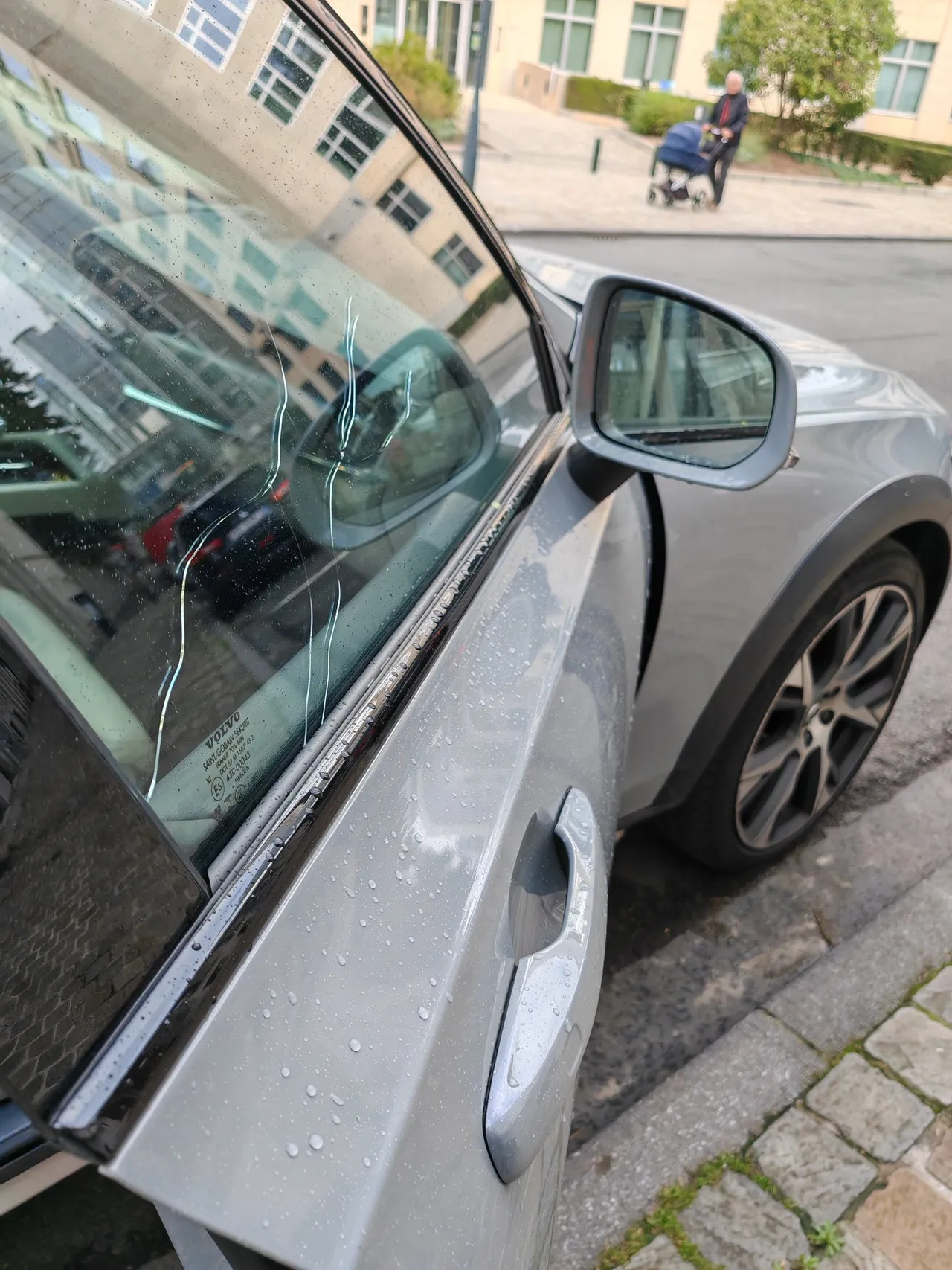Auto van Pools Europarlementariër Waldemar Buda beschoten in Brussel: “Lijkt op een geplande actie”