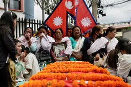 Nepal piange le vittime della rivolta che ha rovesciato il governo