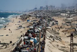 يوم دامٍ في غزة.. الاحتلال يقتل أكثر من 114 بينهم نازحون خلال خروجهم قسرياً من منازلهم