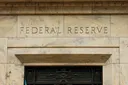 The Fed AS lakukan pemangkasan suku bunga pertama 2025 di tengah tekanan Trump