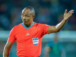 Ahmed Arajiga kusimama katikati ya dimba kwenye ‘Derby ya Kariakoo’