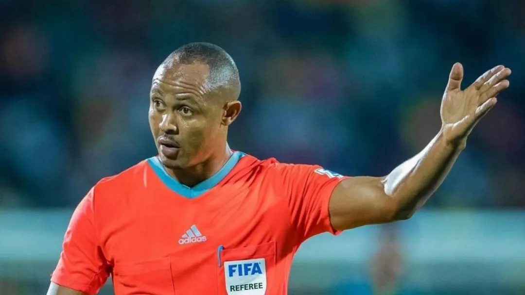 Ahmed Arajiga kusimama katikati ya dimba kwenye ‘Derby ya Kariakoo’