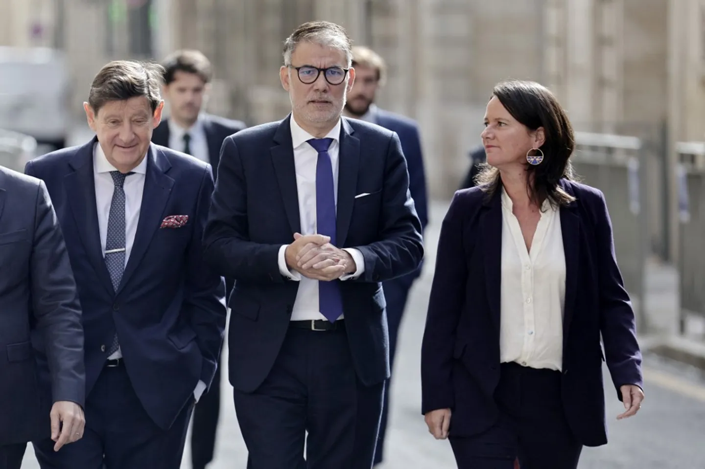 Opération de charme de Sébastien Lecornu envers la gauche française
