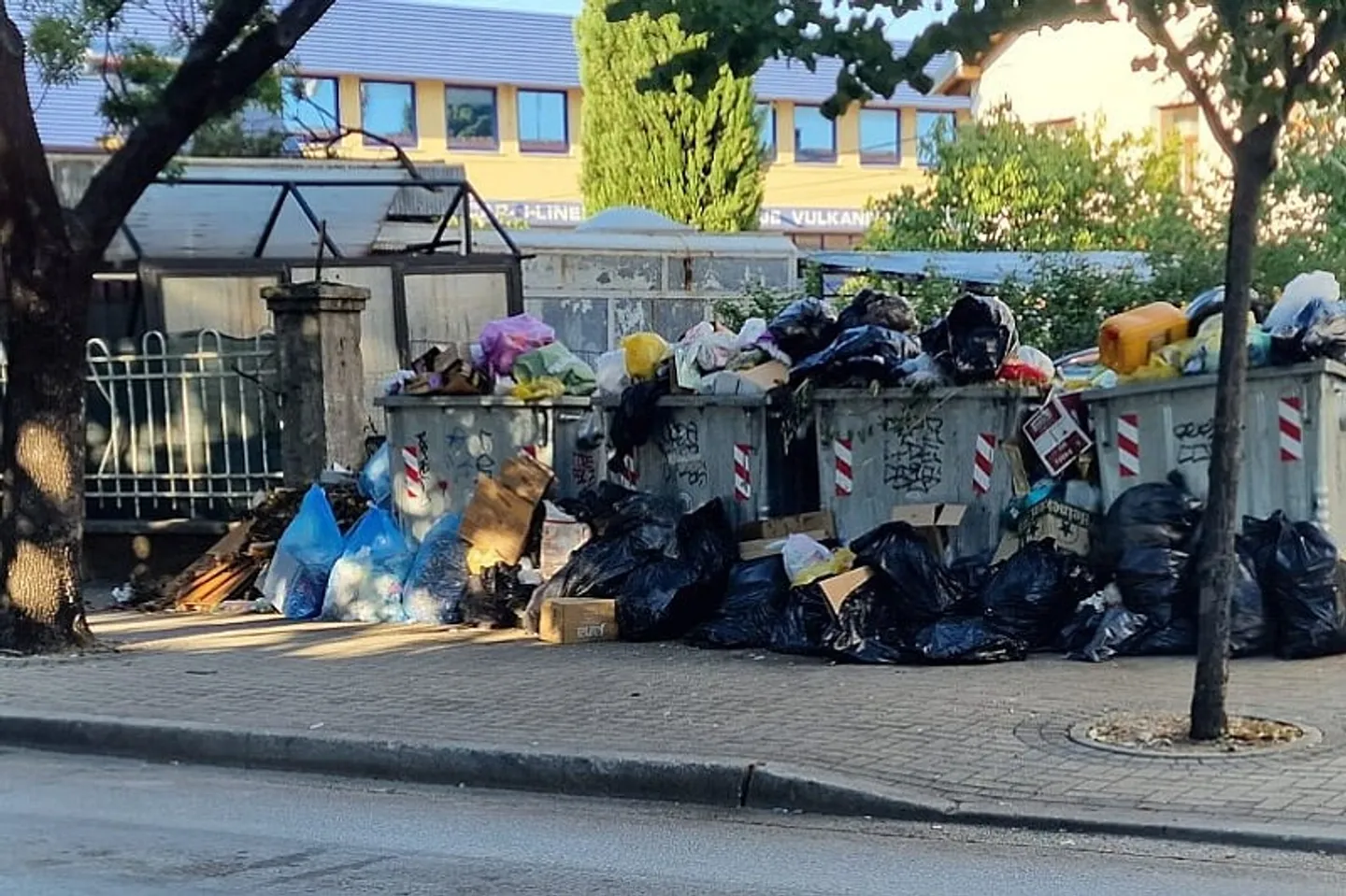 Nastavlja se čišćenje mostarskih ulica: U utorak odvezeno 200 tona otpada