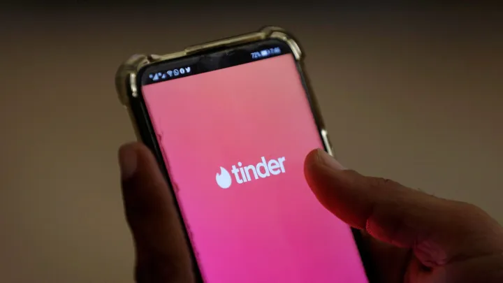 Vítimas do burlador israelita “Tinder Swindler” congratulam-se com a detenção na Geórgia